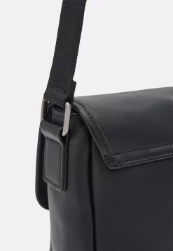 Pier OneUNISEX - Axelremsväska - Black -Pier One 3675c8ea1f324a1d83ec42e8c3192653 scaled