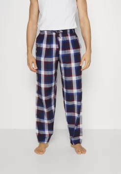 Pier One2 PACK - Pyjamasbyxor - 503 - Dark Blue_302 - Red -Pier One c4deb935b78b419f85d4482f92853b6e scaled